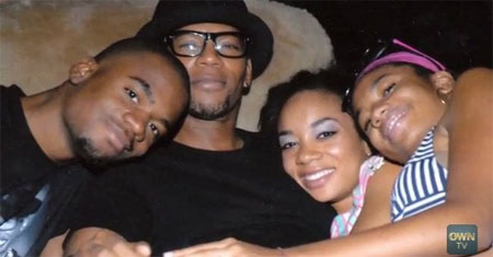 D. L. Hughley posing for a photo with his children.
